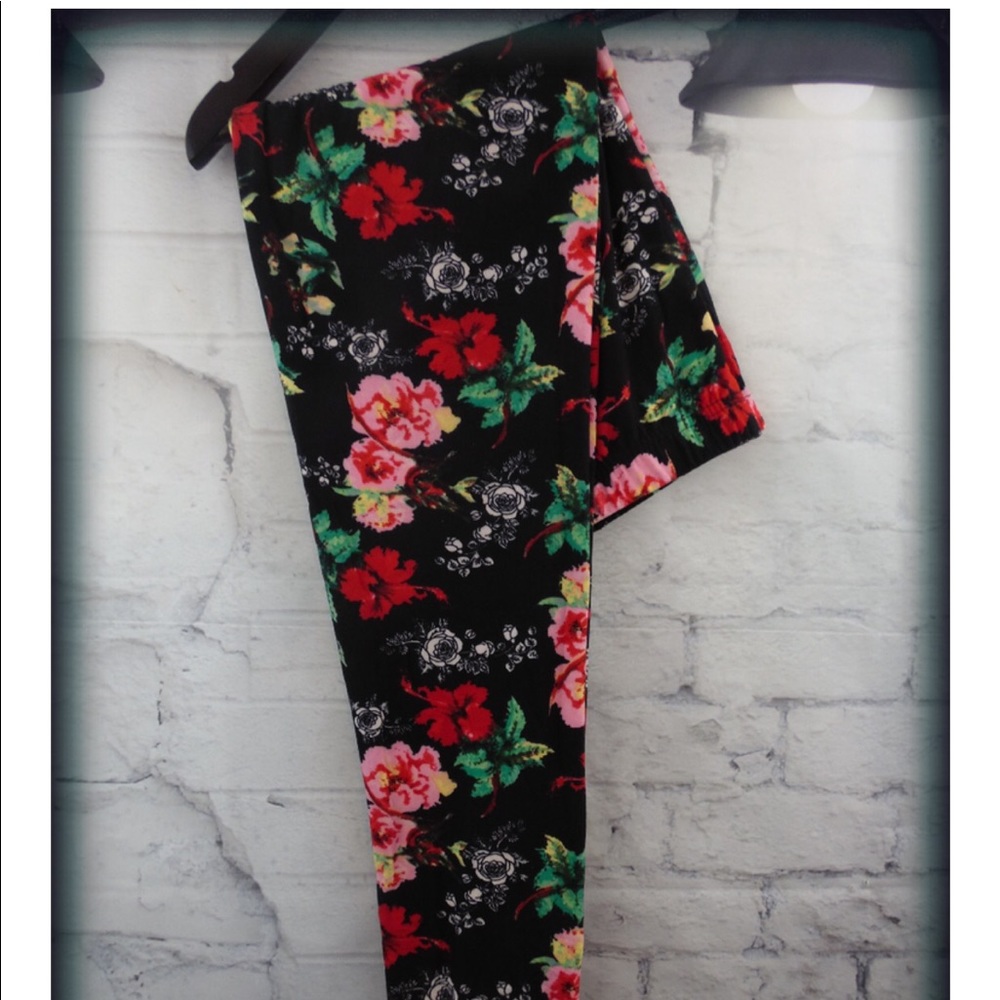 Women’s valentine day leggings size os
